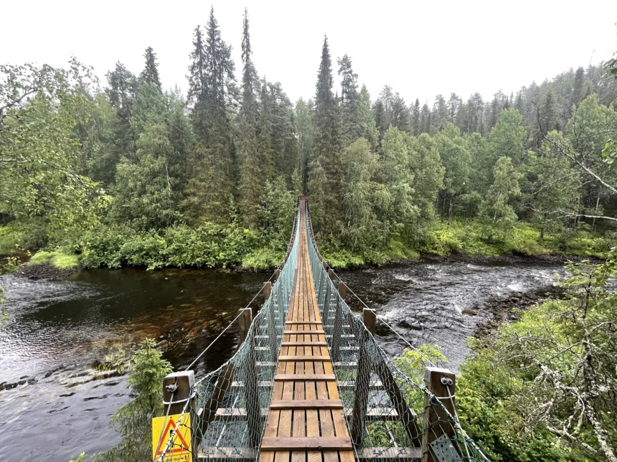 Pitkä riippusilta, jossa alla virtaa joki