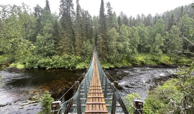 Pitkä riippusilta, jossa alla virtaa joki