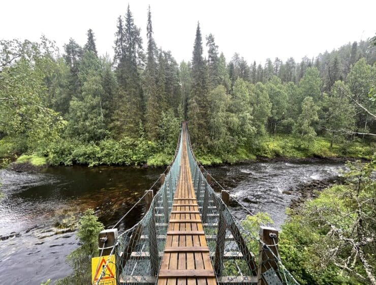 Pitkä riippusilta, jossa alla virtaa joki