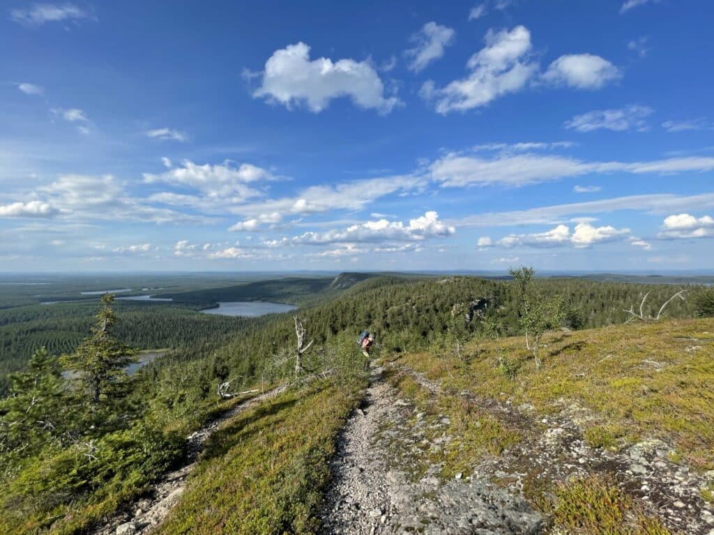 Kipuamassa tunturin rinnettä ylös tunturiin