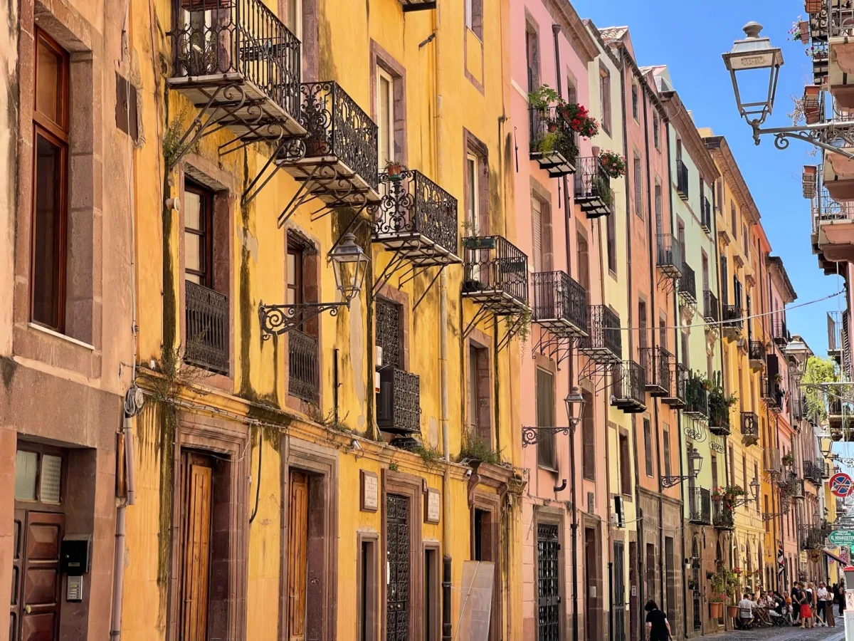 Värikkäitä taloja kujan varrella Italiassa