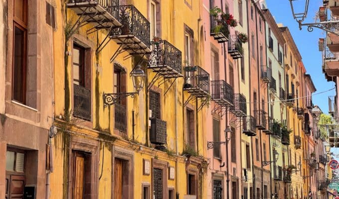 Värikkäitä taloja kujan varrella Italiassa