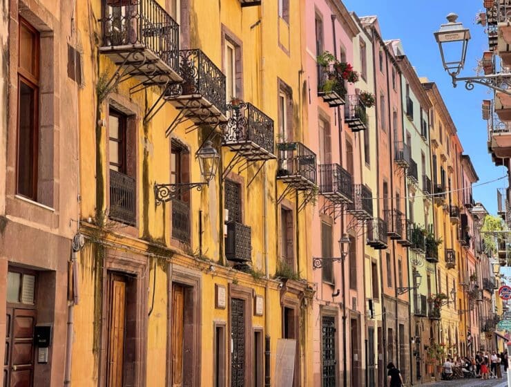 Värikkäitä taloja kujan varrella Italiassa