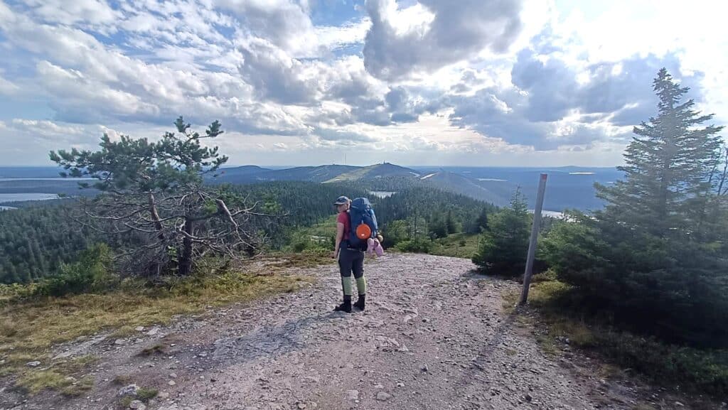 Rinkka selässä tunturin huipulla